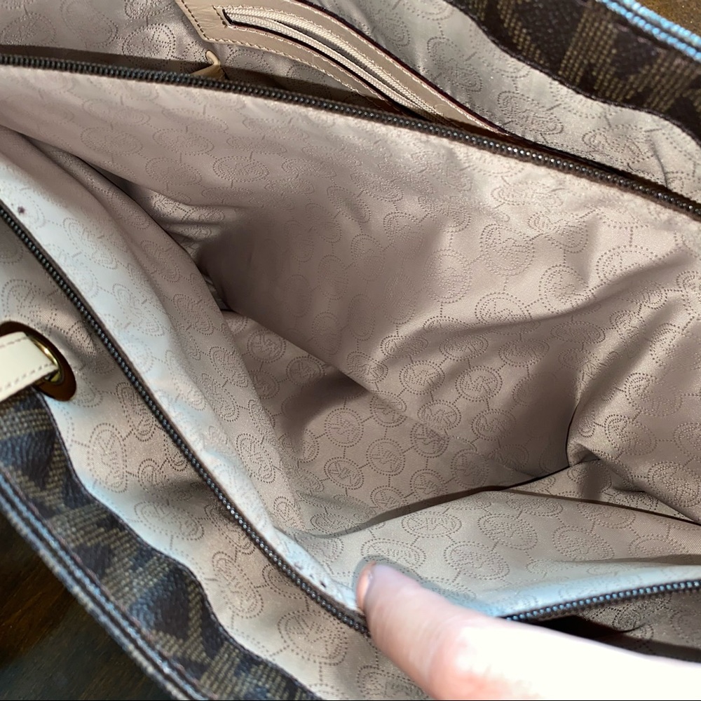Authentic Michael Kors Purse - image 6
